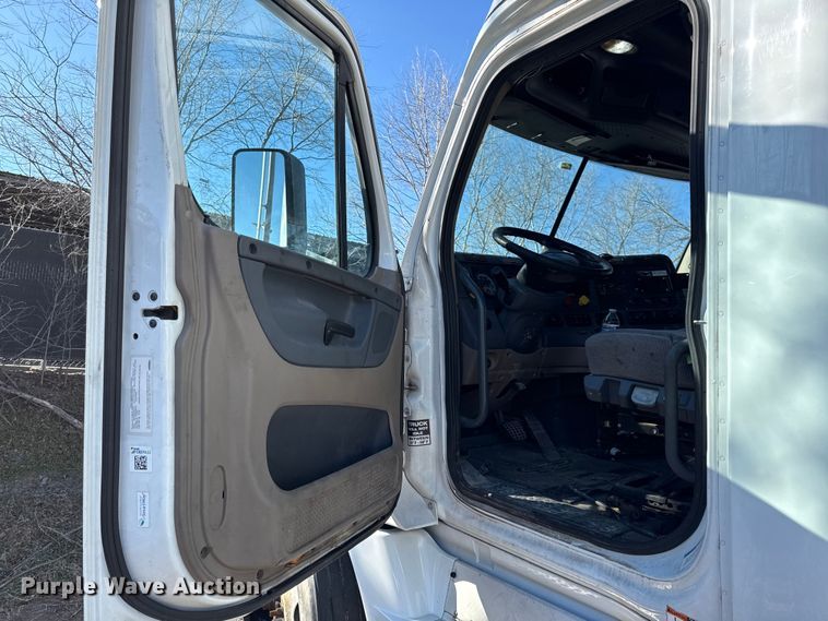 image for item EN0482 2017 Freightliner Cascadia semi truck