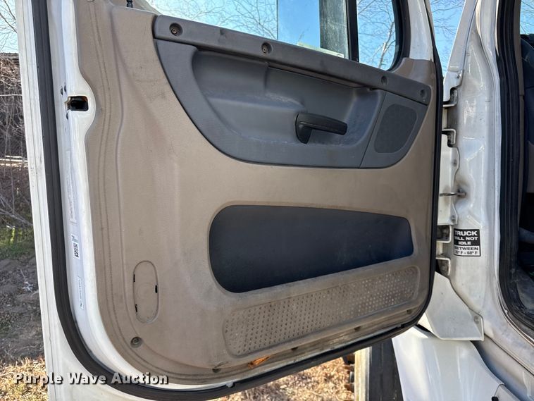 image for item EN0482 2017 Freightliner Cascadia semi truck