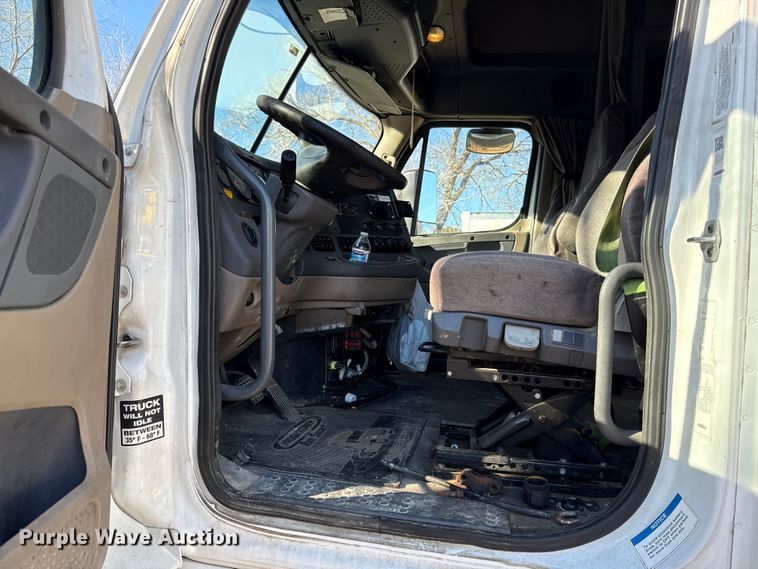 image for item EN0482 2017 Freightliner Cascadia semi truck