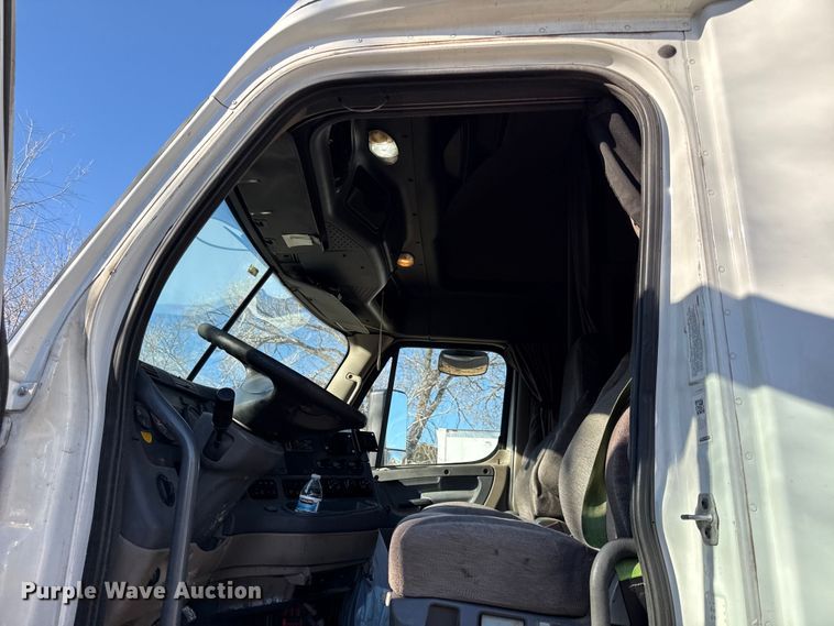 image for item EN0482 2017 Freightliner Cascadia semi truck