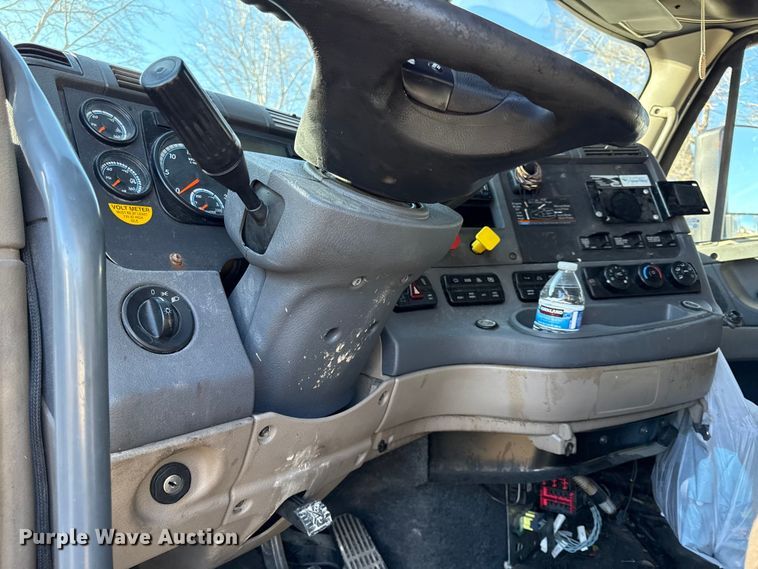 image for item EN0482 2017 Freightliner Cascadia semi truck