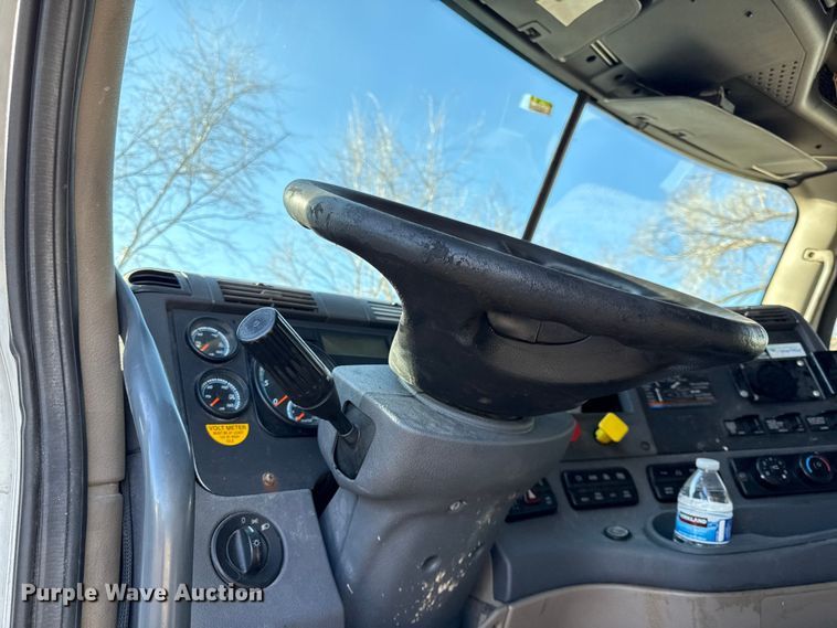 image for item EN0482 2017 Freightliner Cascadia semi truck