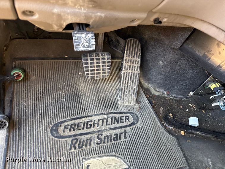 image for item EN0482 2017 Freightliner Cascadia semi truck