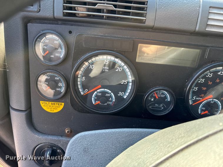 image for item EN0482 2017 Freightliner Cascadia semi truck