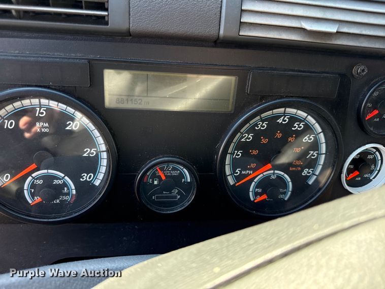 image for item EN0482 2017 Freightliner Cascadia semi truck