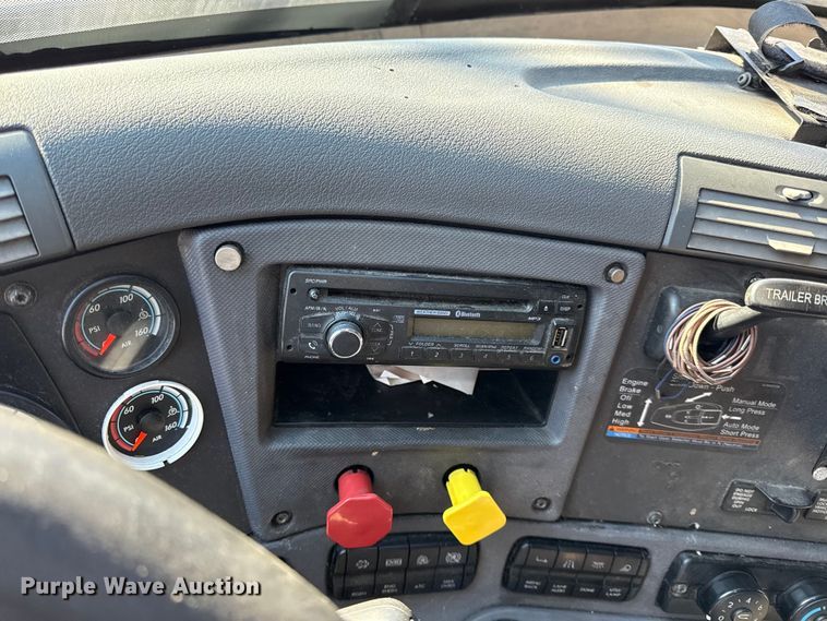 image for item EN0482 2017 Freightliner Cascadia semi truck