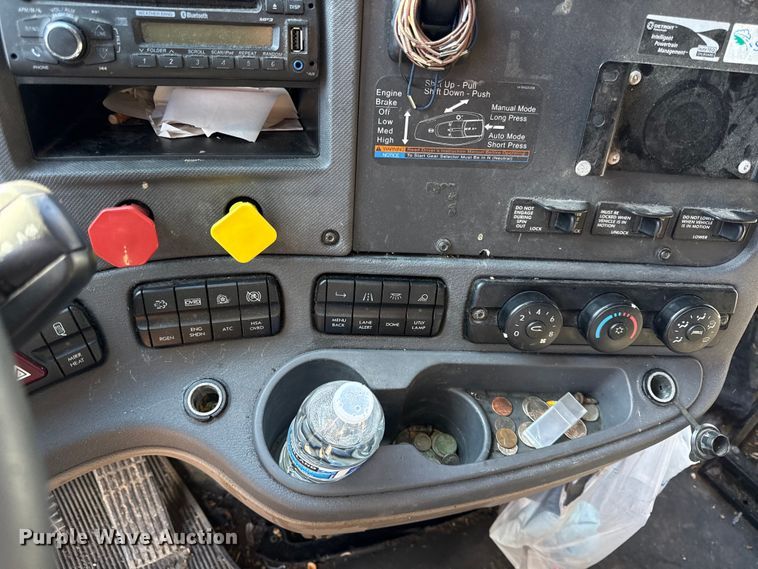 image for item EN0482 2017 Freightliner Cascadia semi truck