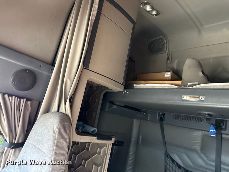 image for item EN0482 2017 Freightliner Cascadia semi truck