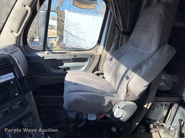 image for item EN0482 2017 Freightliner Cascadia semi truck