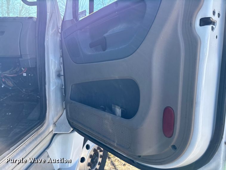 image for item EN0482 2017 Freightliner Cascadia semi truck