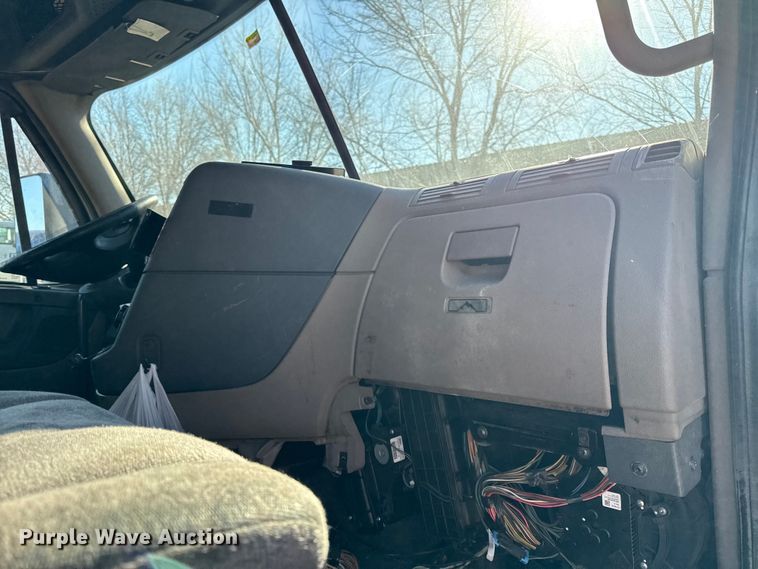 image for item EN0482 2017 Freightliner Cascadia semi truck