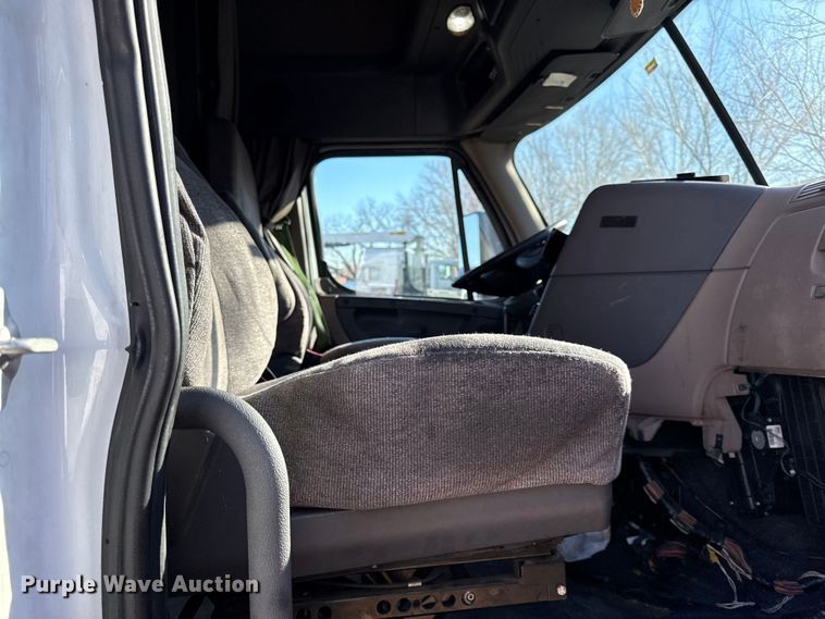 image for item EN0482 2017 Freightliner Cascadia semi truck