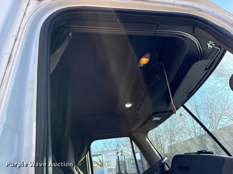 image for item EN0482 2017 Freightliner Cascadia semi truck