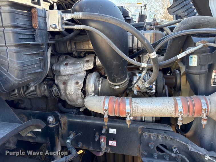 image for item EN0482 2017 Freightliner Cascadia semi truck