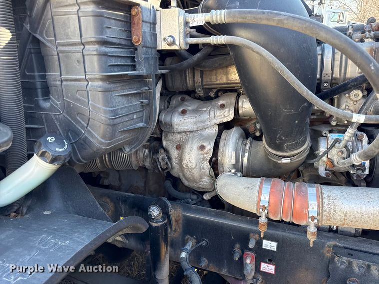 image for item EN0482 2017 Freightliner Cascadia semi truck