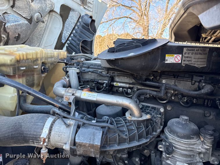 image for item EN0482 2017 Freightliner Cascadia semi truck