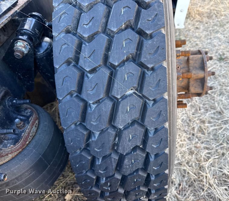 image for item EN0482 2017 Freightliner Cascadia semi truck