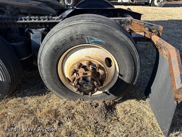 image for item EN0482 2017 Freightliner Cascadia semi truck