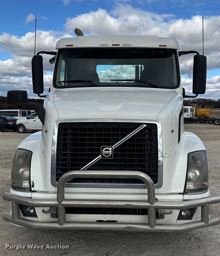 image for item EN0903 2014 Volvo Truck VNL semi truck