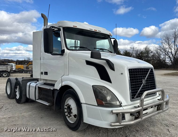 image for item EN0903 2014 Volvo Truck VNL semi truck