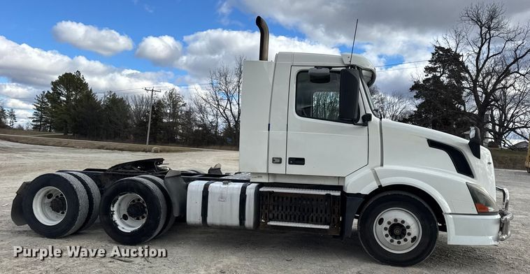 image for item EN0903 2014 Volvo Truck VNL semi truck