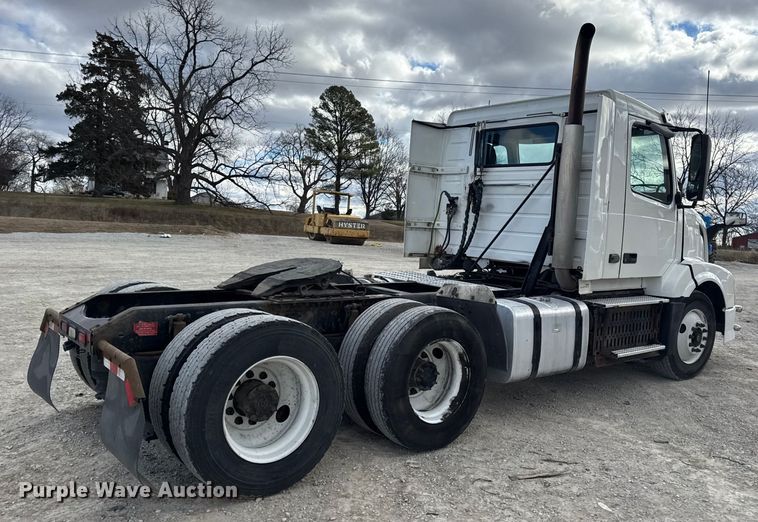 image for item EN0903 2014 Volvo Truck VNL semi truck