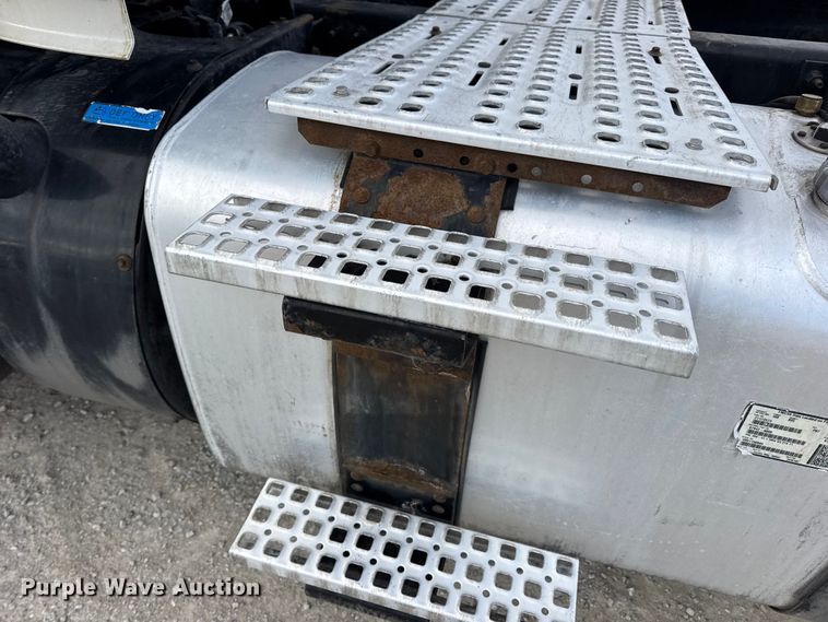 image for item EN0903 2014 Volvo Truck VNL semi truck