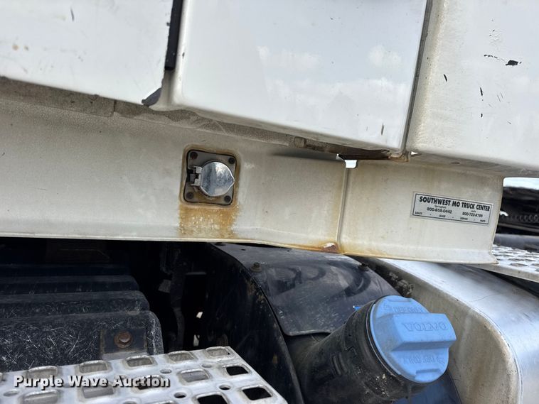 image for item EN0903 2014 Volvo Truck VNL semi truck