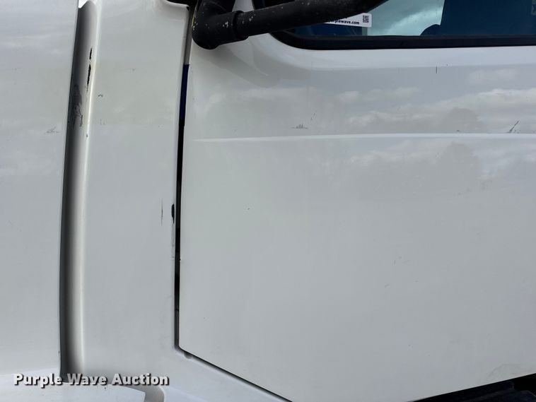 image for item EN0903 2014 Volvo Truck VNL semi truck