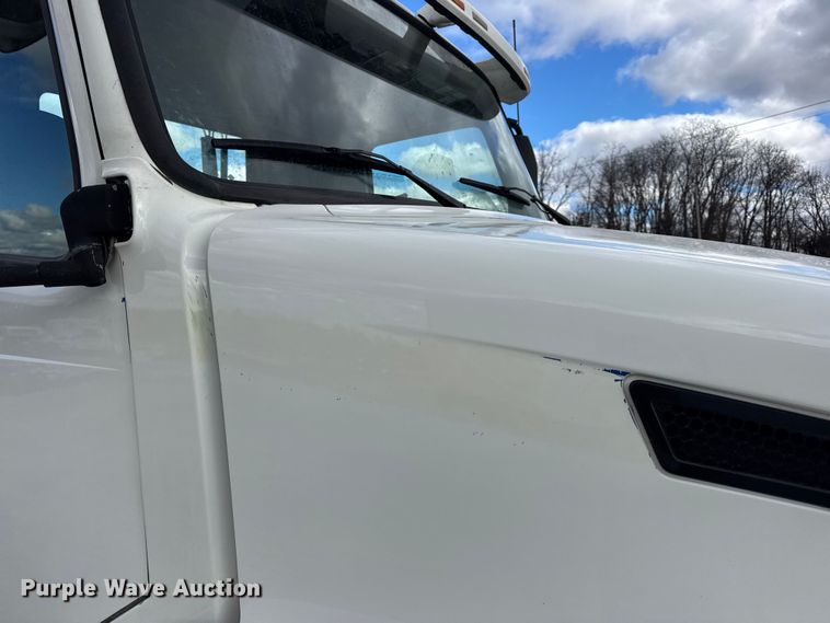 image for item EN0903 2014 Volvo Truck VNL semi truck