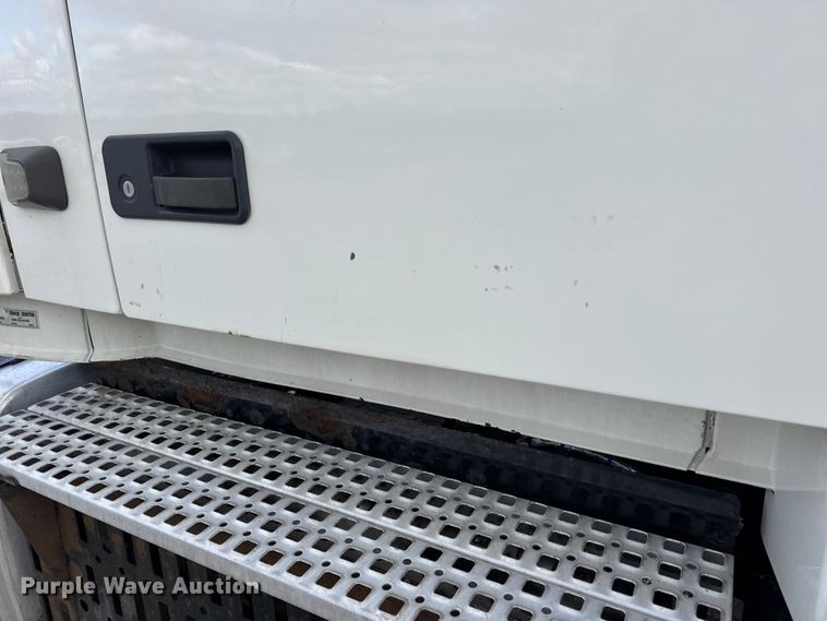 image for item EN0903 2014 Volvo Truck VNL semi truck