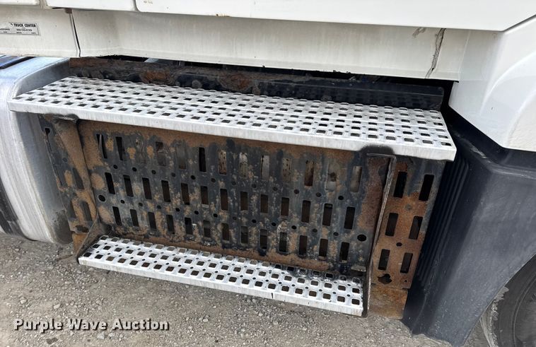 image for item EN0903 2014 Volvo Truck VNL semi truck