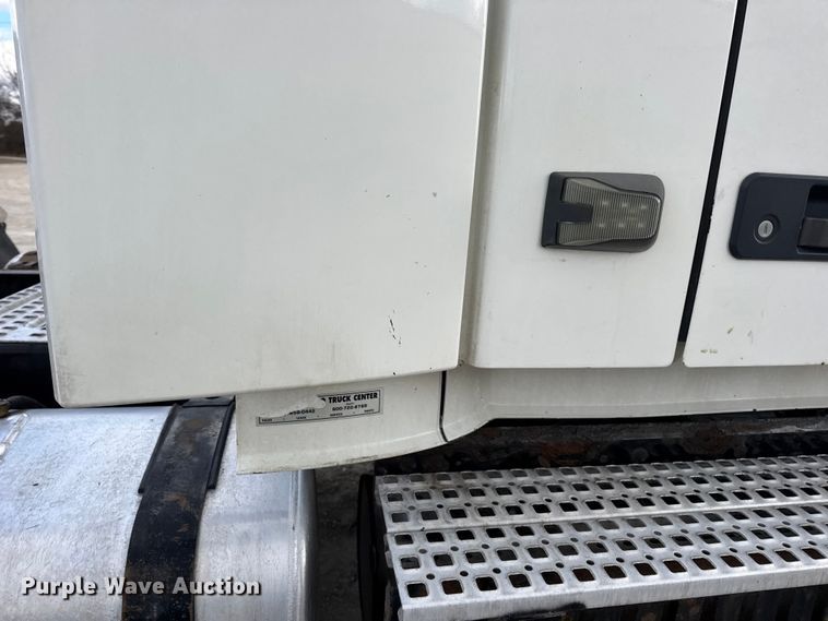 image for item EN0903 2014 Volvo Truck VNL semi truck