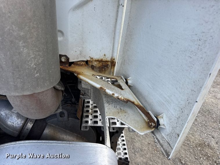 image for item EN0903 2014 Volvo Truck VNL semi truck