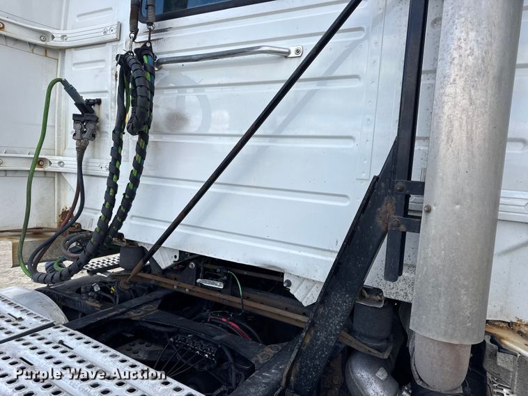 image for item EN0903 2014 Volvo Truck VNL semi truck