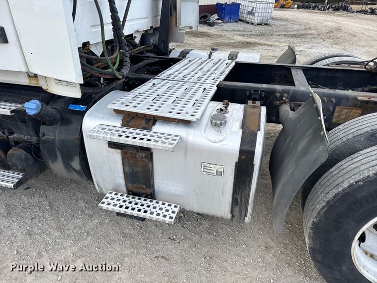 image for item EN0903 2014 Volvo Truck VNL semi truck