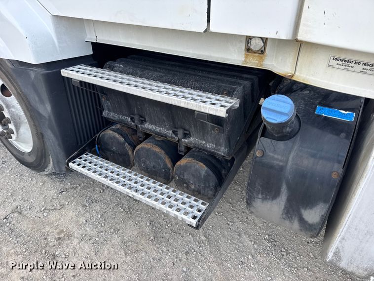 image for item EN0903 2014 Volvo Truck VNL semi truck