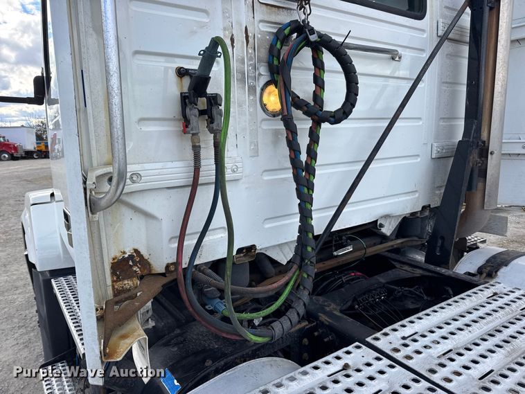 image for item EN0903 2014 Volvo Truck VNL semi truck