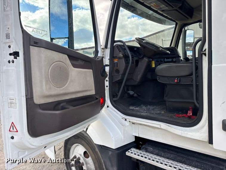 image for item EN0903 2014 Volvo Truck VNL semi truck