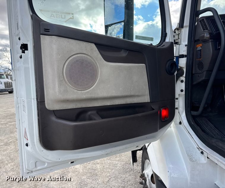 image for item EN0903 2014 Volvo Truck VNL semi truck