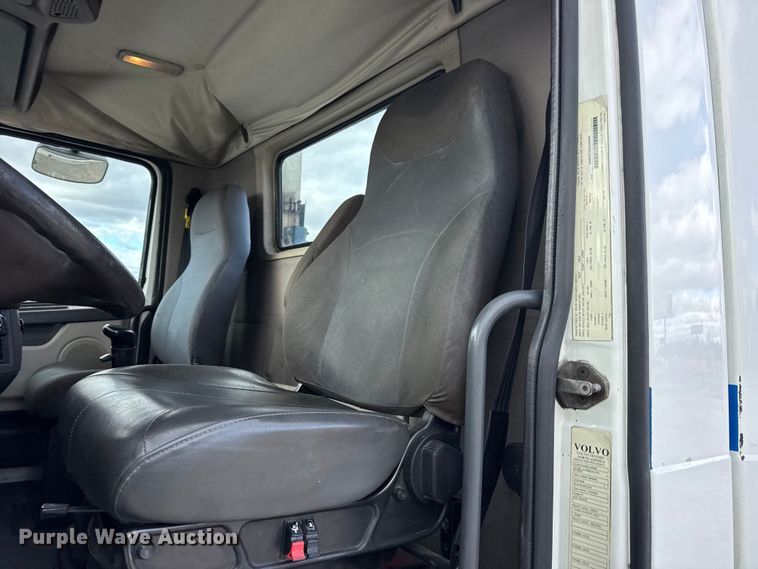 image for item EN0903 2014 Volvo Truck VNL semi truck