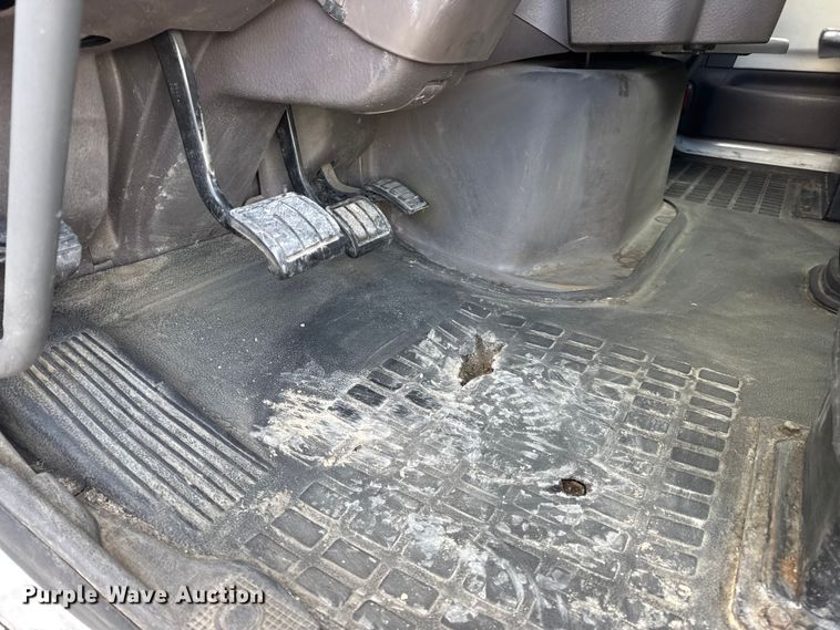 image for item EN0903 2014 Volvo Truck VNL semi truck