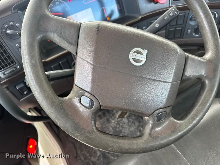 image for item EN0903 2014 Volvo Truck VNL semi truck