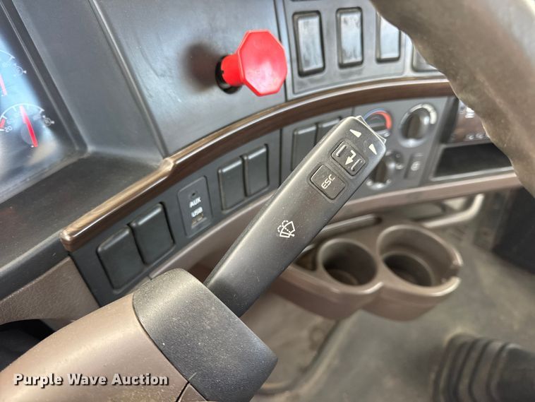 image for item EN0903 2014 Volvo Truck VNL semi truck