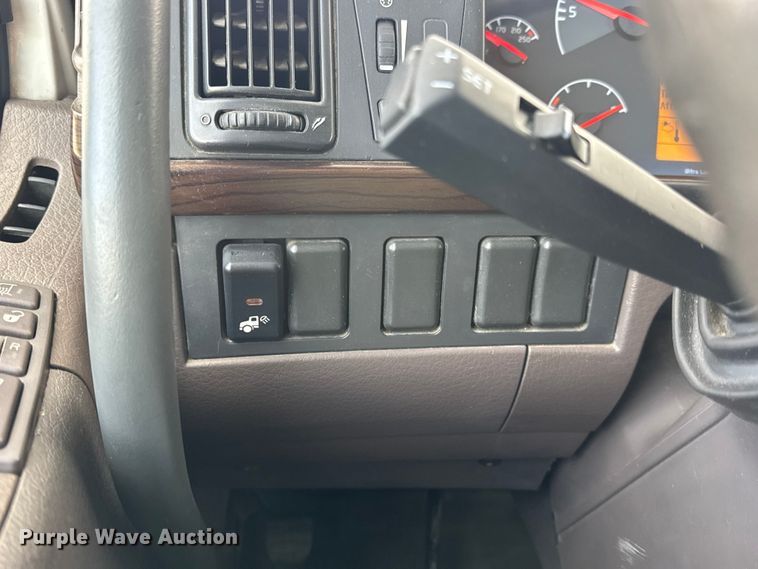 image for item EN0903 2014 Volvo Truck VNL semi truck