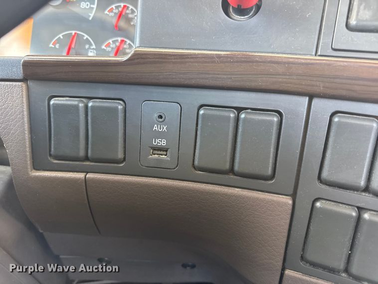 image for item EN0903 2014 Volvo Truck VNL semi truck