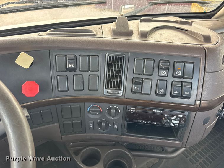 image for item EN0903 2014 Volvo Truck VNL semi truck