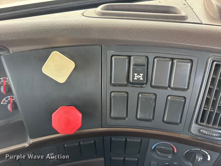 image for item EN0903 2014 Volvo Truck VNL semi truck