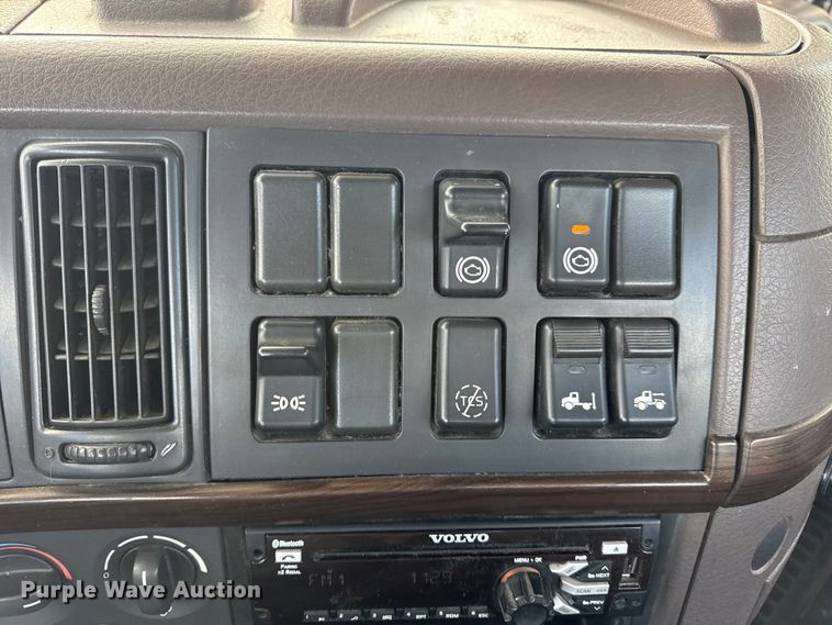 image for item EN0903 2014 Volvo Truck VNL semi truck