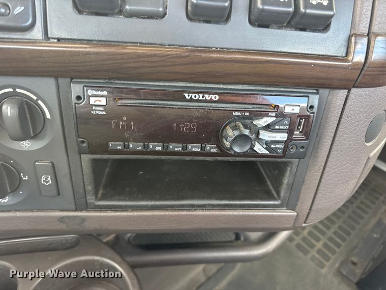 image for item EN0903 2014 Volvo Truck VNL semi truck